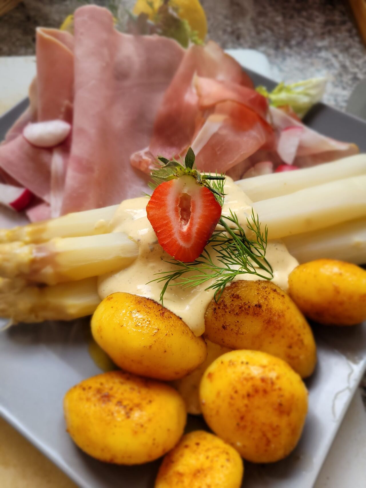 Spargelzeit in Leverkusen: Saisonale Gerichte in der Grünen Gans